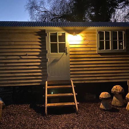 Chez Maurice Luxury Shepherds Hut With Bath And Hot Tub Kelling 外观 照片