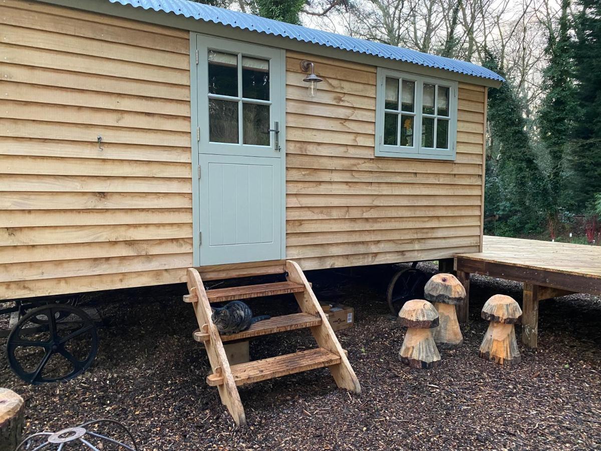 Chez Maurice Luxury Shepherds Hut With Bath And Hot Tub Kelling 外观 照片