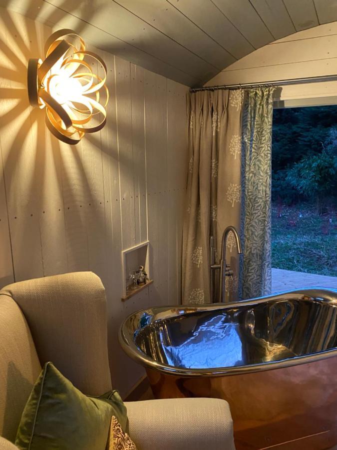 Chez Maurice Luxury Shepherds Hut With Bath And Hot Tub Kelling 外观 照片