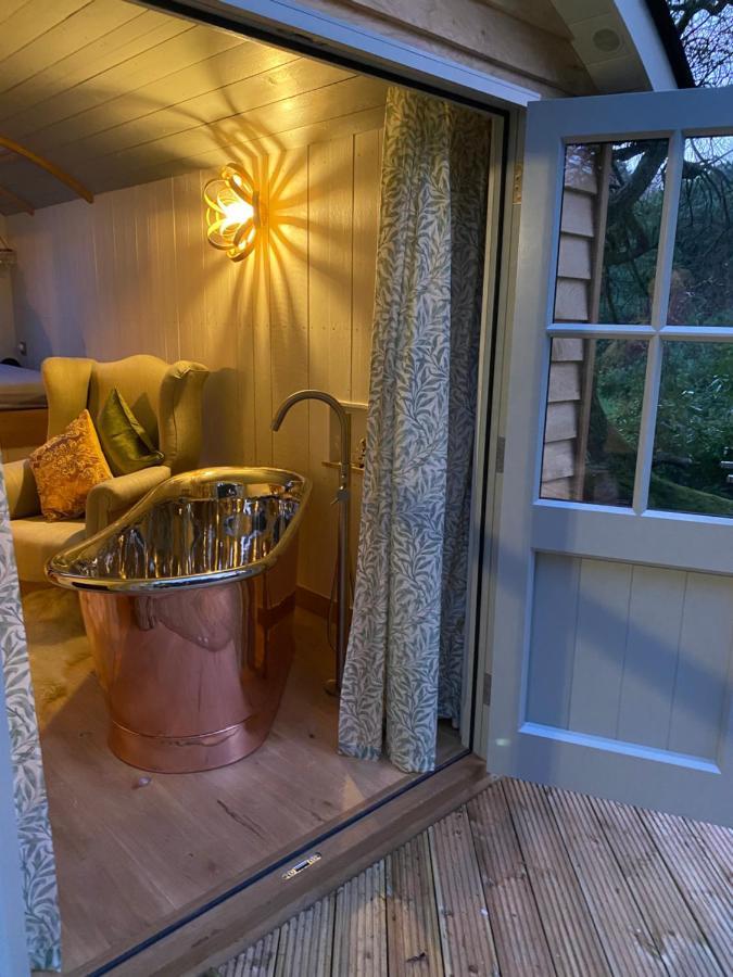 Chez Maurice Luxury Shepherds Hut With Bath And Hot Tub Kelling 外观 照片