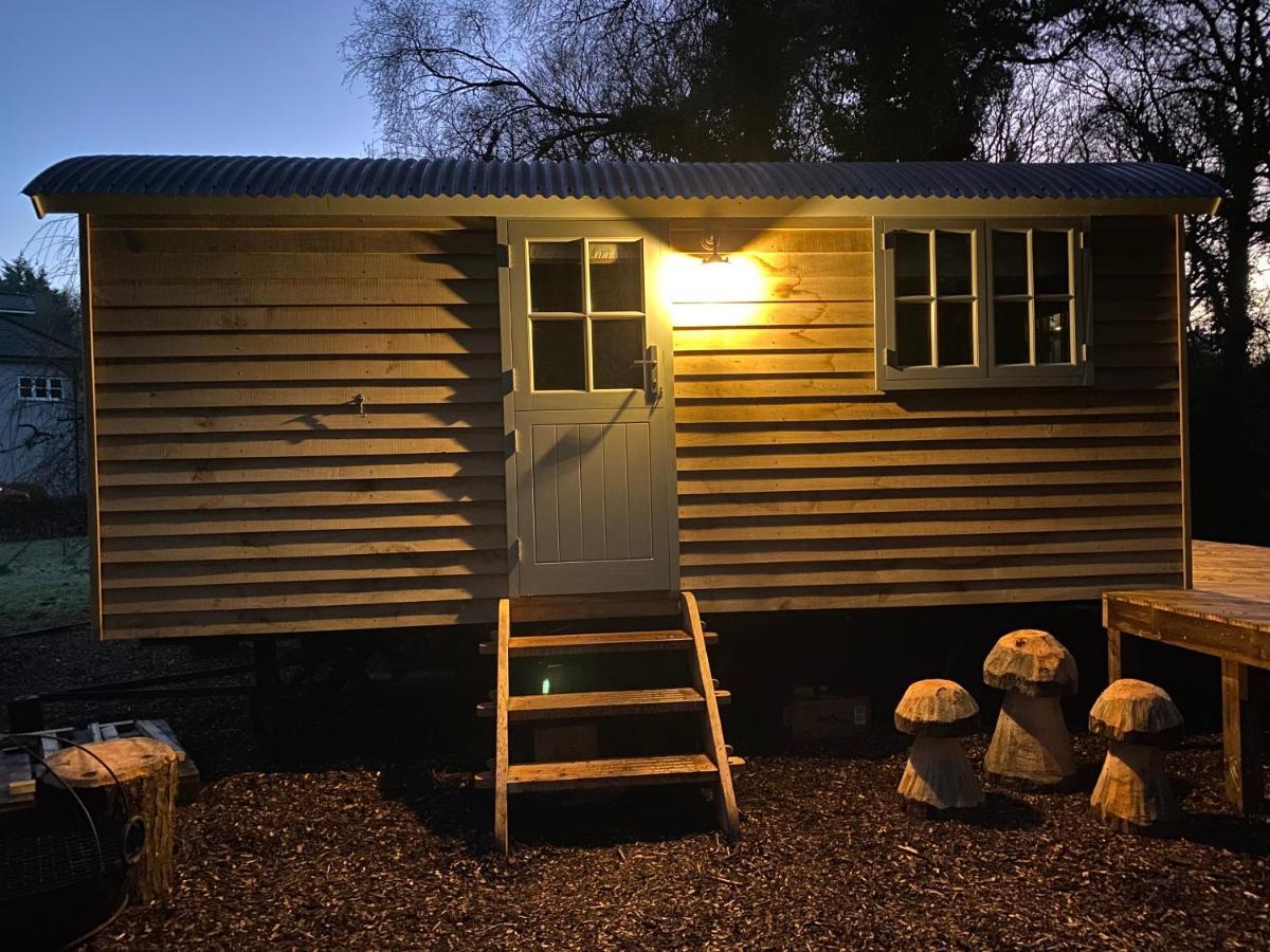 Chez Maurice Luxury Shepherds Hut With Bath And Hot Tub Kelling 外观 照片