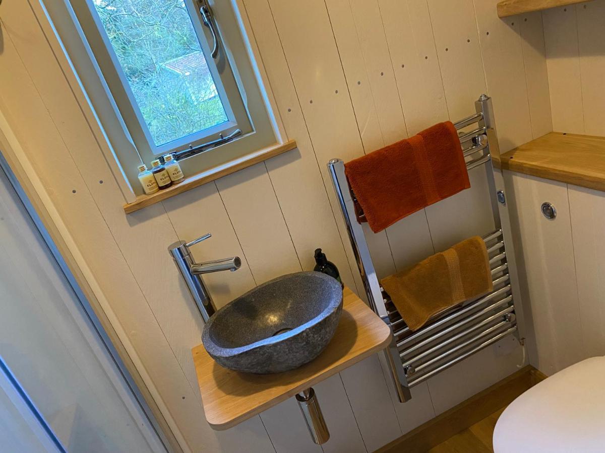 Chez Maurice Luxury Shepherds Hut With Bath And Hot Tub Kelling 外观 照片