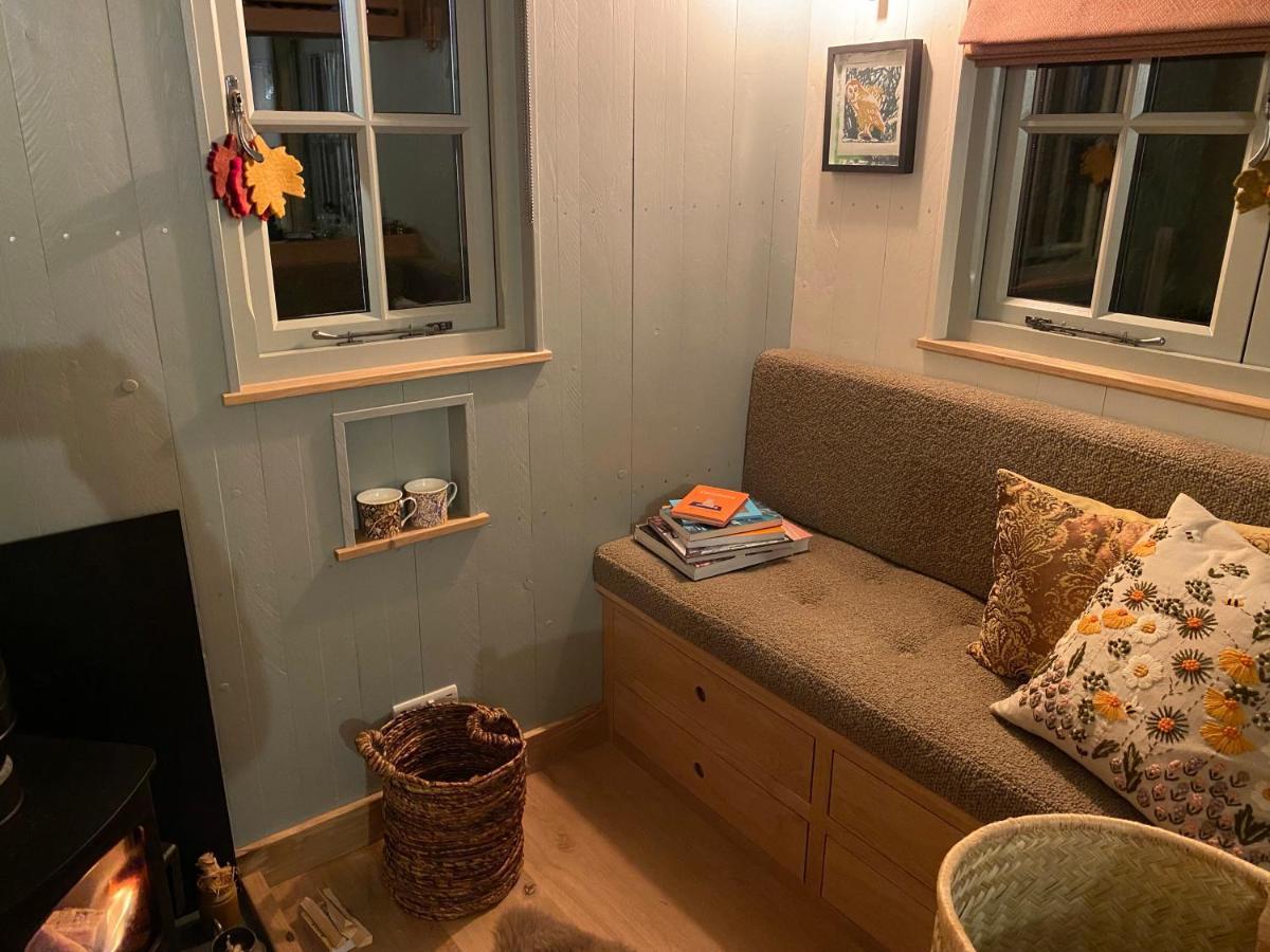 Chez Maurice Luxury Shepherds Hut With Bath And Hot Tub Kelling 外观 照片